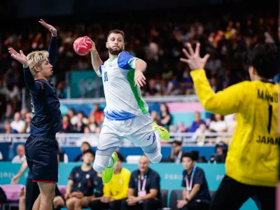 Francija, Pariz.Poletne olimpijske igre 2024 v Parizu.Tekma skupinskega dela rokometnega turnirja za moske v skupini A med Slovenijo in Japonsko.Slovenski rokometas Aleks Vlah.