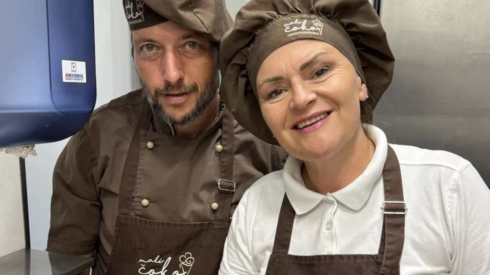 Sa&scaron;o Malič in Iris Padežnik Malič ustvarjata slasten domač sladoled in polivke. / Foto: osebni arhiv