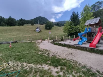 Zaradi del so odstranili del igral, pe&scaron;pot, ki vodi na nekdanje smuči&scaron;če, pa je zaprta. Foto:&nbsp; občina Radovljica