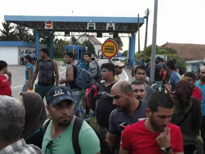 - 19.09.2015 - Slovenija - slovensko-hrva&scaron;ka meja - Obrežje   - Begunci 2015 - migracije po zahodni balkanski poti - migracijska pot beguncev iz Sirije, Afganistana in Iraka čez Balkan proti zahodni Evropi - evropska begunska kriza - migranti -   ///FOTO: Jaka Gasar