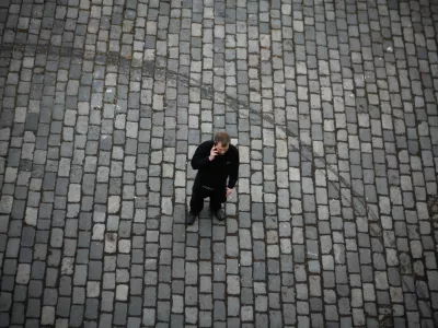 Ilustrativna fotografija, Praga, mobilna telefonija, osamljenost //FOTO: Bojan Velikonja