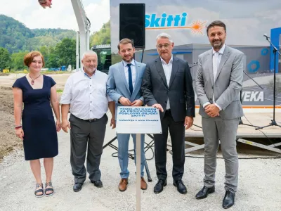 Temeljni kamen za gradnjo nove tovarne sta z direktorjem podjetja ter družinskima članoma, Jožetom Smrkoljem in Sabino Smrkolj, slovesno odkrila minister za gospodarstvo, turizem in &scaron;port Matjaž Han ter župan občine Zagorje ob Savi in podpredsednik državnega sveta Matjaž &Scaron;vagan. Foto: Skitti