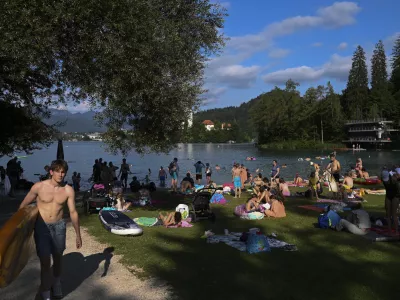 turisti turizemkopali&scaron;če Mala Zaka29.07.2024 - Kopanje v blejskem jezeru, Bled. FOTO: Nik Erik Neubauer