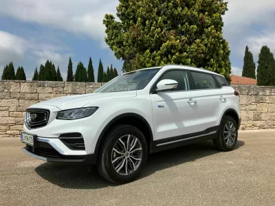 Na prvi pogled oblika atlasa pro deluje kot zastarela, kar ni čudno, saj se na cestah pod drugim imenom vozi že od leta 2016.&nbsp;Foto:&nbsp;Matej &Scaron;takul