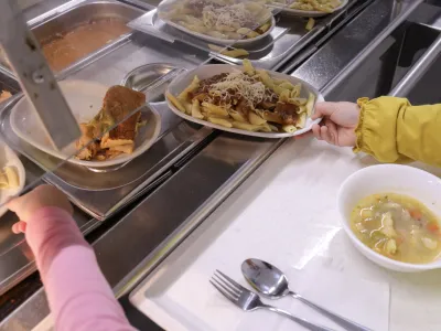 - 29.09.2022 &ndash; Osnovna &scaron;ola Danile Kumar, Gogalova ulica 15 v Ljubljani, &scaron;olska prehrana - kuhinja - priprava kosil za osnovno&scaron;olce //FOTO: Jaka Gasar