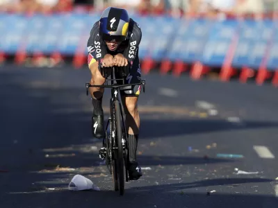 Primož Roglič je s kronometrom opravil najbolje med kapetani, čeprav bolečine v hrbtu navadno na kolesarski &raquo;kozi&laquo; &scaron;e bolj pridejo do izraza. Kako se je počutil in kako je nanj vplival močan veter, ki je nosil smeti na cesti&scaron;če, ni bilo mogoče izvedeti. F AP