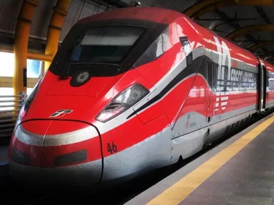 Nacionalna železni&scaron;ka družba Trenitalia je po preizkusu leta 2023 raz&scaron;irila povezavo z uporabo svojih odličnih hitrih vlakov Frecciarossa (rdeča pu&scaron;čica). 