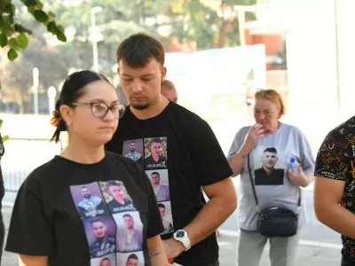 Sorodniki pokojnih so na sodi&scaron;če pri&scaron;li oblečeni v majice s fotografijami Blažićevih žrtev. 