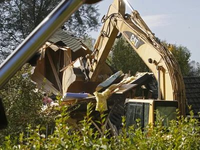 - ru&scaron;enje na črno postavljenih objektov - - Vrtičakrjii v Črnučah - črna gradnja - nelegalni objekti na vrtičkih ob Savi med črnu&scaron;kim mostom in mostom &scaron;tajerske vpadnice- črnu&scaron;ki vrtičkarji niso od prejema odločbe in&scaron;pektorata odstranili nelegalno postavljenih objektov - gre za osem objektov kateri ležijo na zemlji&scaron;ču, ki je v lasti MOL, zato neznani graditelji niso mogli pridobiti gradbenega dovoljenja/FOTO: Jaka AdamičOPOMBA: ZA OBJAVO V ČASOPISU DNEVNIK 