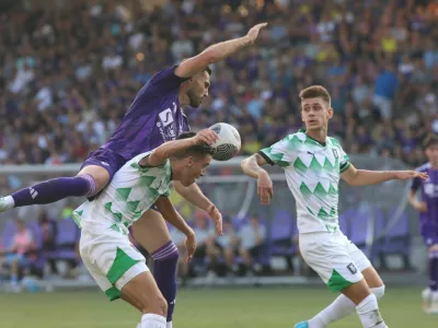 Nogometa&scaron;i Maribora in Olimpije so se na večnem derbiju pred 9650 gledalci raz&scaron;li brez zmagovalca. Foto: Sa&scaron;o Bizjak/Večer