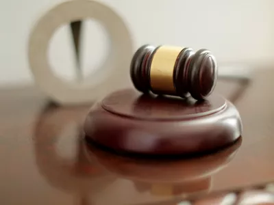 - simbolična fotografija 2016 - sodni&scaron;ko kladivo - simbol sodstva - pravice prava - pravosodje - pravo - pravičnost - pravica - pravni sistem - tožilstvo - sodna oblast - sodi&scaron;ča - sodniki - pravniki -  //FOTO: Bojan Velikonja