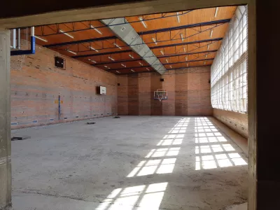 Na O&Scaron; Straži&scaron;če Kranj se bodo &scaron;olarji od septembra v obeh telovadnicah podili po novem parketu. Foto: MOK