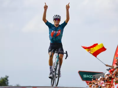 Pablo Castrillo se je ob prihodu na cilj nemudoma spomnil svojega nekdanjega predsednika mo&scaron;tva. Foto: Unipublic, A.S.O.