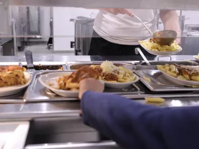 Na NIJZ ocenjujejo, da so &scaron;ole dosedanjim smernicam dokaj zadovoljivo sledile, so pa razlike med &scaron;olami velike glede na zmožnosti kuhinje, kader, organizacijo dela &hellip;
Foto: Jaka Gasar&nbsp;