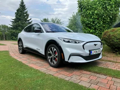 Oblika je velik adut mustanga mach-E, &scaron;portnega terenca s silhueto kupeja. Zmogljivosti so zgledne, nad dosegom se prav tako ne smemo pritoževati. Foto:&nbsp;Matej &Scaron;takul