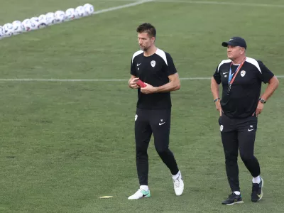 Bo&scaron;tjan Cesar in selektor Matjaž Kek02.09.2024 - trening reprezentance Slovenije v okviru priprav za bližnji tekmi lige narodov proti Avstriji in Kazahstanu. NZS reprezentancaFOTO: Luka Cjuha