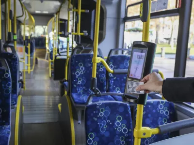 Ljubljanski potni&scaron;ki promet z leto&scaron;njim Evropskim tednom mobilnosti uvaja možnost vstopa pri drugih vratih. Tam so &ndash; tako kot pri vozniku &ndash; že name&scaron;čeni validatorji, kjer bodo potniki lahko potrdili vožnjo. Foto: Luka Cjuha&nbsp;