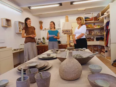 Avtorica keramičnih mojstrovin Ana Haberman skupaj z vodjo &scaron;kofjelo&scaron;kega rokodelskega centra Kati Sekirnik in Tino Tržan, podžupanjo &Scaron;kofje Loke.&nbsp;Foto: Tina Jereb