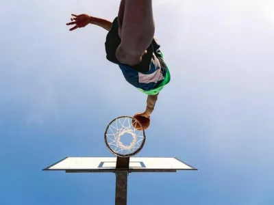 Globalni izzivi, hitre spremembe vedenjskih vzorcev potro&scaron;nikov ter nara&scaron;čajoča konkurenca zahtevajo, da podjetja nenehno i&scaron;čejo nove načine za prilagajanje in izogibanje tveganjem. Modrne re&scaron;itve, kot je D&B Hoovers, omogočajo dostop do najbolj obsežnih podatkovnih baz, ki podjetjem pomagajo bolje razumeti trg in potencialne stranke. D&B Hoovers vsebuje podatke za več kot 300 milijonov svetovnih podjetij iz 190 držav, kar vam omogoča, da dobite celovito sliko o tržnih priložnostih. Va&scaron;a prodaja bo tako hitrej&scaron;a in bolj ciljno usmerjena, kar bo doprineslo k večjemu uspehu in rasti podjetja. Foto: D & B