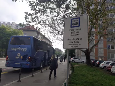 Eno od označenih postajali&scaron;č za turistične avtobuse je tudi v Ilirski ulici, kjer pa avtobusi ustavljajo na obeh straneh ceste, čeprav bi smeli le na eni strani. Foto: Mateja A. Hrastar&nbsp;