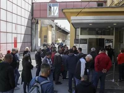 Interventni zakon naj bi razbremenil upravne enote in zmanj&scaron;al zaostanke, a tega v praksi &scaron;e ni opaziti. Je pa zakon na &scaron;iroko odprl vrata zaposlovanju poceni delovne sile. Na fotografiji vrsta čakajočih pred Upravno enoto Ljubljana na Tobačni aprila letos. Foto: Jaka Gasar&nbsp;