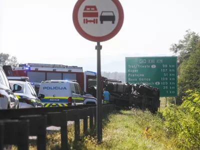 - 11.09.2023 &ndash; Južna ljubljanska obvoznica &ndash; huda prometna nesreča - udeleženi trije avtomobili in dva tovornjaka. V trčenju sta dve vozili zagoreli, na kraju nesreče pa so umrli trije ljudje. //FOTO: Bojan Velikonja