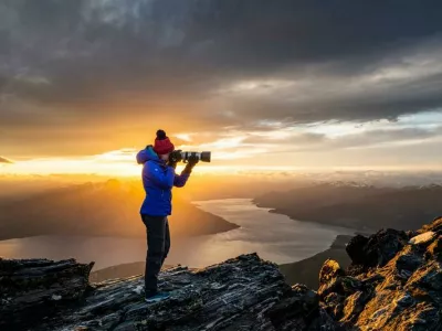 V pametni re&scaron;itvi D&B Hoovers podjetja identificirajo in hitreje dobijo celovito sliko o vedenju in zanimanjih potencialnih kupcev. S tem so njihovi prodajniki že korak pred konkurenco, saj jih lahko prvi nagovorijo in jim ponudijo točno to, kar potrebujejo. Z zožanjem prodajnega lijaka na najbolj relevantne leade bodo potencialne stranke po vsem svetu hitreje postale donosni kupci. Več kupcev bo pomenilo več prihodkov, kar bo slovenskim podjetjem omogočalo &scaron;iritev in vlaganje v nove priložnosti za rast. F D & B