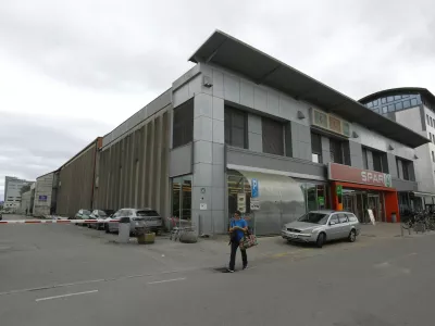 Na mestu, kjer danes stojita trgovina Spar in bližnji skladi&scaron;čni objekt, je načrtovana gradnja stanovanjske stavbe s 150 stanovanji. Foto: Luka Cjuha