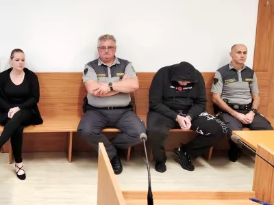 Obtožena Tea K. in njen partner Tilen Novak se zagovarjata zaradi smrti &scaron;e ne dveletnega dečka, ki je lani umrl v razgretem vozilu v Svetem Lovrencu pri Preboldu. Foto: Mojca Marot