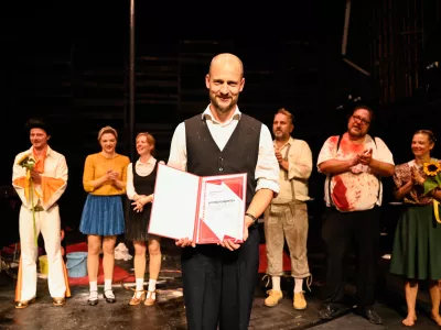 Nagrado&nbsp;je Ga&scaron;perinu (na fotografiji) po nocoj&scaron;nji premieri premiero drame &Ouml;d&ouml;na von Horvatha Kazimir in Karolina izročil predsednik&nbsp;Dnevnikove&nbsp;komisije Butala. Foto: Nik Erik Neubauer