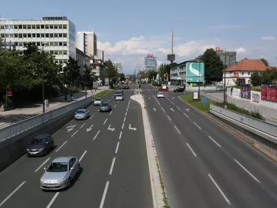 - 06.08.2019 &ndash; Dunajska cesta v Ljubljani pred ureditvijo kolesarskih in pe&scaron; povr&scaron;in ob Dunajski cesti, ki predvideva 2,5 metra ožje vozi&scaron;če na &scaron;tiripasovnem odseku in 1,5 metra na odseku z dvema pasovoma med Ruskim carjem in Ježico.  //FOTO: Luka Cjuha.