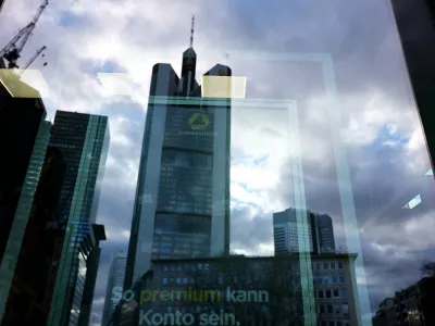 Pred začetkom prodaje paketa delnic nem&scaron;ki politični vrh ni slutil, da Unicredit Bank preži v zasedi in da se bo tistega torkovega večera, po zaključku trgovanja na frankfurtski borzi, potegovala za nakup paketa delnic Commerzbank. Foto: Reuters&nbsp;