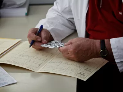 dr. Aleksander Doplehar, specialist MDP&Scaron;, zdravnik v pokoju, ki vodi brezplačno ambulanto za ljudi brez zdravstvenega zavarovanja.- Ambulanta s posvetovalnico za osebe brez zdravstvenega zavarovanja &ndash; Ordinacija.net - Pro Bono - Mislejeva ulica 3, Ljubljana /FOTO: Luka CjuhaOPOMBA: ZA OBJAVO V PRILOGI &ndash; DNEVNIKOV OBJEKTIV - INTERVJU