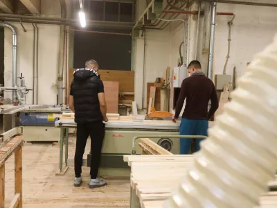 Tri do &scaron;est varovancev vsak dan dela v mizarski in kovinarski delavnici. Foto: Bojan Velikonja