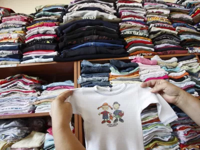  - Otro&scaron;ka komisijska trgovina Smrkolin, Celov&scaron;ka cesta 179 -rabljena otro&scaron;ka oprema in oblačila za otroke do 12. leta starosti.- second hand shop - //FOTO: Luka Cjuha 