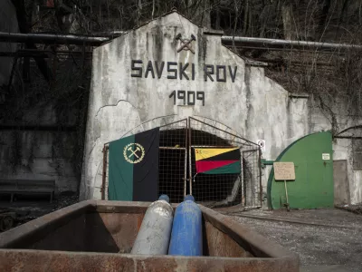 Savski rudni&scaron;ki rov - Sindikat delavcev dejavnosti energetike Slovenije - zastava - 10.3.2014 Hrastnik - stavka rudarjev RTH - Rudnik Trbovlje-Hrastnik - rudarji začeli s stavko v jami - stavkajoči niso prejeli januarskih plač v celoti - zahtevali izplačilo preostanka januarskih plač, kar zna&scaron;a 280.000 evrov, in prvih odpravnin, skupaj okoli 0,5 milijona evrov.    //FOTO: Luka Cjuha.