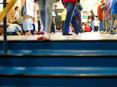 Simbolična fotografija, &scaron;olstvo, otroci, otrok, - 28.03.2017 - O&Scaron; Brezovica pri Ljubljani - projekt SKUPAJ SMO VEČJI - otroci in &scaron;olarji ustvarjali risbe in slike z namenom sestaviti največjo sestavljeno risbo na svetu za guinnessovo knjigo rekordov.    //FOTO: Bojan Velikonja