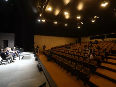 Dvorana Velikega odra v začasni Drami, kjer so v kompleksu na Litostrojski tudi Mala Drama in dva vadbena odra gledali&scaron;ča.&nbsp;Foto: Luka Cjuha