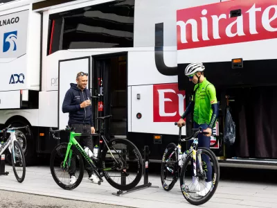 Slovenska odprava v Z&uuml;richu ima močno podporo ekipe UAE Emirates za katero tudi tekmujeta Tadej Pogačar (na fotografiji v zelenem) in Domen Novak.