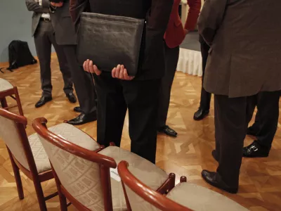 - Ilustrativna fotografija, poslovnež, sestanek, diplomacija - korupcija - okrogla miza o prihodnosti območja evra, ki jo organizira Evro-atlantski svet Slovenije v sodelovanju s Friedrich Ebert Stiftung - Zagreb in Slovenskim dru&scaron;tvom za mednarodne odnose/FOTO: Luka Cjuha / Foto: Luka Cjuha