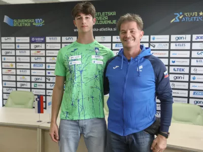 Tomo Ter&scaron;ek in Oče trener30.9.2024 - na sedežu Atletske zveze Slovenije (Letali&scaron;ka 33c, Ljubljana) začne sprejem mladinskih atletskih reprezentanc na čelu s svetovnim prvakom Tomom Ter&scaron;kom. FOTO: LUKA CJUHA