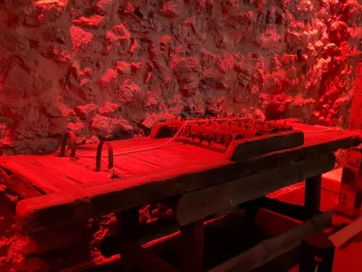 Natezalnica je z navijanjem služila raztezanju osumljenca, ki so mu na njej počasi izpahnili sklepe in natrgali mi&scaron;ice, telo pa podalj&scaron;ali celo za 30 centimetrov.&nbsp;Foto: Tanja Lesničar - Pučko