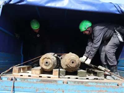 - Deaktivirani bombi.- 17.03.2024. Odstranjevanje neekspodiranih letalskih bomb iz 2. svetovne vojne na območju železni&scaron;ke postaje Nova Gorica.//FOTO: Bojan Velikonja