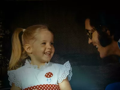 Družinska fotografija Elvisa z njegovo hčerko Liso Marie Presley, ko je bila ta &scaron;e majhna deklica. F Reuters