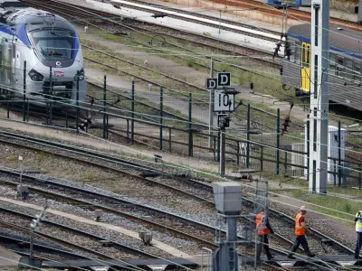 A new Regiolis regional train (L) made by power and train-making firm Alstom, is seen next to a platform at Strasbourg's railway station, May, 21, 2014. France's national rail company SNCF said on Tuesday it had ordered 2,000 trains for an expanded regional network that are too wide for many station platforms, entailing costly repairs. REUTERS/Vincent Kessler (FRANCE - Tags: POLITICS TRANSPORT BUSINESS)