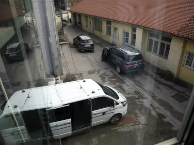 varovanje - prevoz obtoženih28.12.2022 - sojenje primer Kava&scaron;ki klan - nadaljevanje predobravnavnih narokov domnevnim članom slovenskega dela Kava&scaron;kega klana, ta izvira iz Črne gore &ndash; tožilstvo očita, da naj bi vsaj od decembra 2018 do maja 2021 na območju več držav v okviru hierarhično organizirane kriminalne združbe na veliko trgovali z drogo. Foto: Tomaž Skale