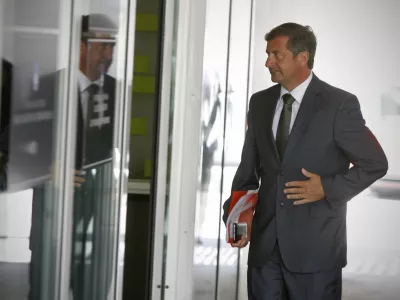 minister za zunanje zadeve Karl Erjavec- Vlada združuje &scaron;tiri organe znotraj kmetijskega ministrstva - na seji je sprejela predlog zakona, s katerim se bodo &scaron;tirje obstoječi organi združili v Upravo za varno hrano, veterinarstvo in varstvo rastlin//FOTO: Bojan Velikonja