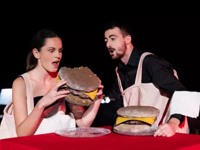 V produkciji Slovenskega komornega glasbenega gledali&scaron;ča (SKGG) so na komornem odru SNG Opera in balet Ljubljana uprizorili kabaretno opero &Scaron;panska vas. Avtorja glasbe sta Nana Forte in Jure Ivanu&scaron;ič, ki je po dramski pesnitvi Govedina legendarno avtorja Milana Jesiha napisal libreto in predstavo tudi režiral. F Darja &Scaron;travs Tisu