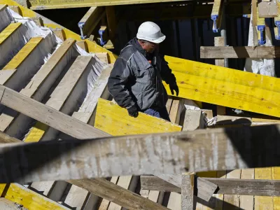 Največ tujcev, približno 80.000, je pri nas zaposlenih v gradbeni&scaron;tvu in predelovalnih dejavnostih. Fotografija je simbolična. Foto:&nbsp; Nik Erik Neubauer
