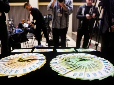 - denar, bankovci, evro &ndash; euro - &euro;novi bankovec za 100 &euro; in 200 &euro; - 27.05.2019 &ndash; Banka Slovenije (BS) - predstavili prenovljena bankovca za 100 in 200 evrov //FOTO: Bojan Velikonja